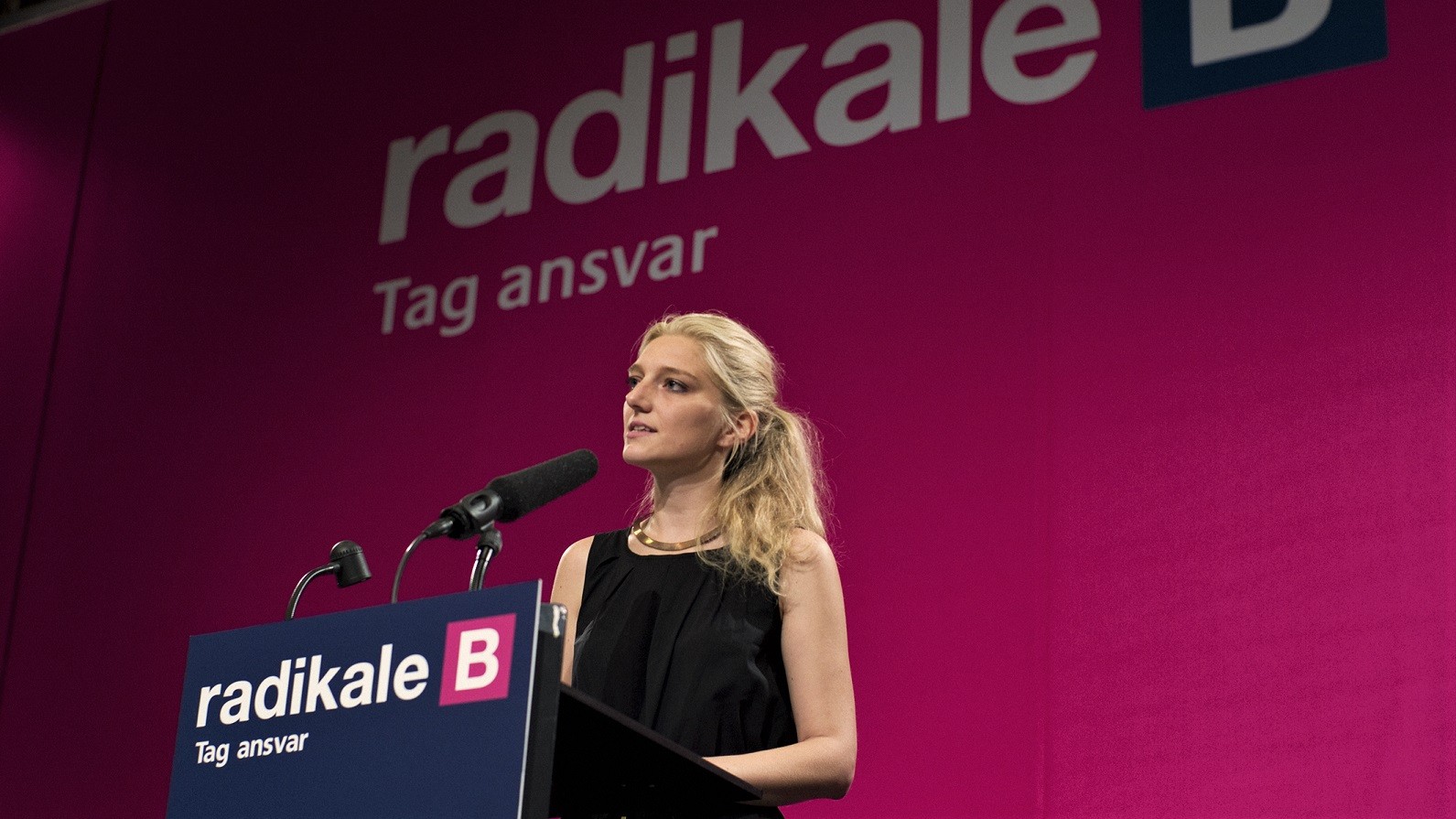Zenia Stampe står ved en talerstol