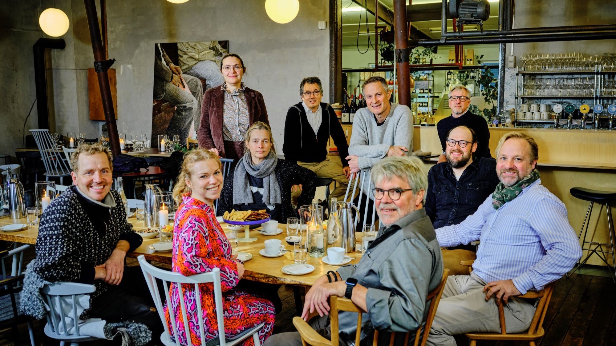 Bestyrelsen for Madens Folkemøde sidder bænket om keffebord.