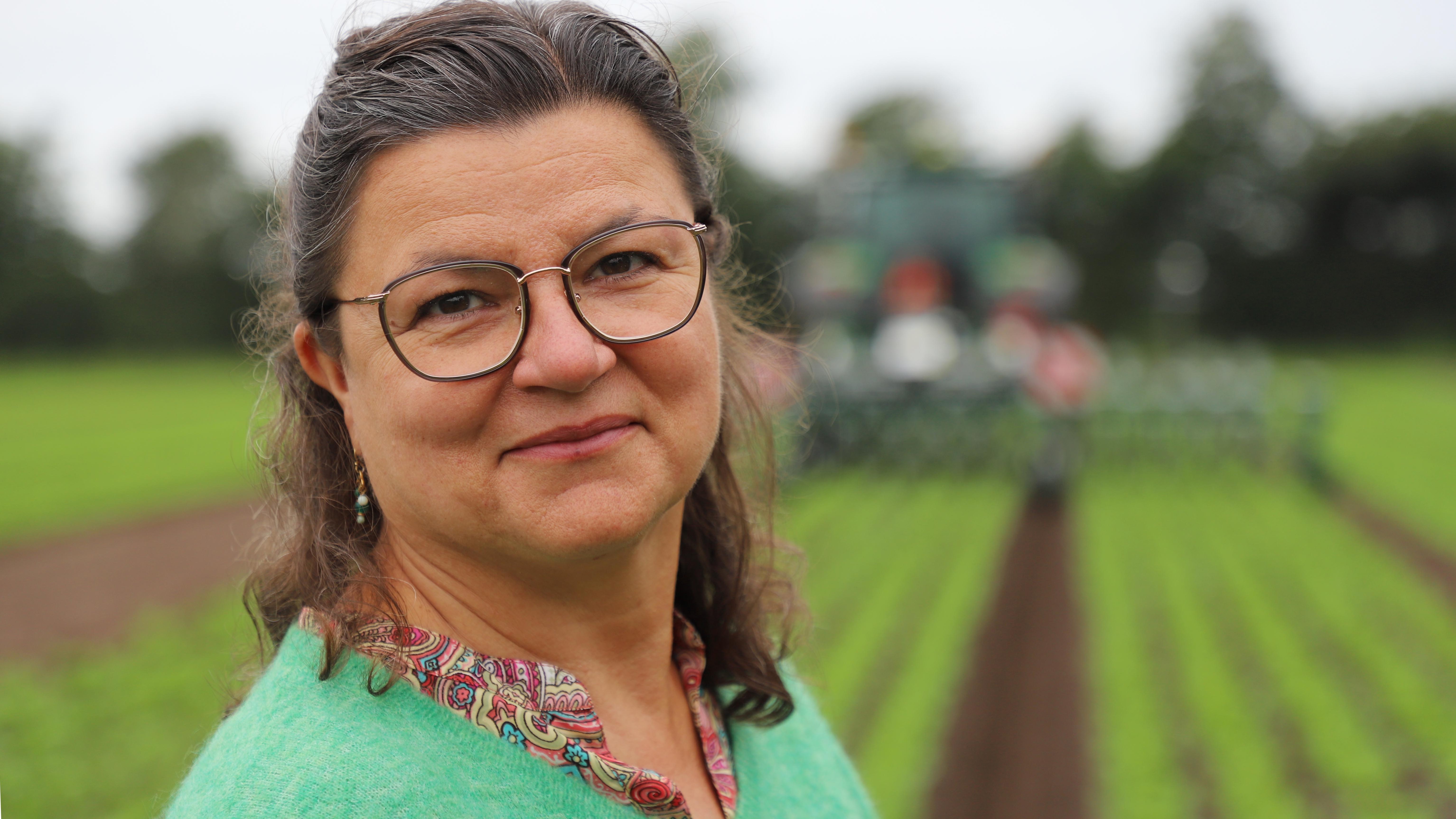 Konsulent Dorrit Andersen mener, at det er vigtigt at Månsson er med på beatet med den nyeste teknologi. Men det er ikke nok at snakke med en maskinproducent, de skal også ud og se hvordan de fungerer i praksis, før nyt teknologi bliver deres næste våben i kampen mod ukrudt hos Månsson i Brande