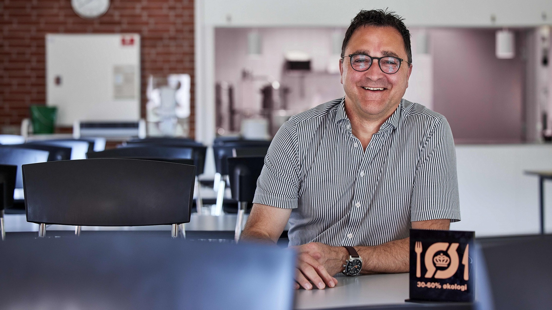 Mogens Finderup, forstander på Skrødstrup Efterskole, mener, at alle efterskoler burde pejle efter Det Økologiske Spisemærke