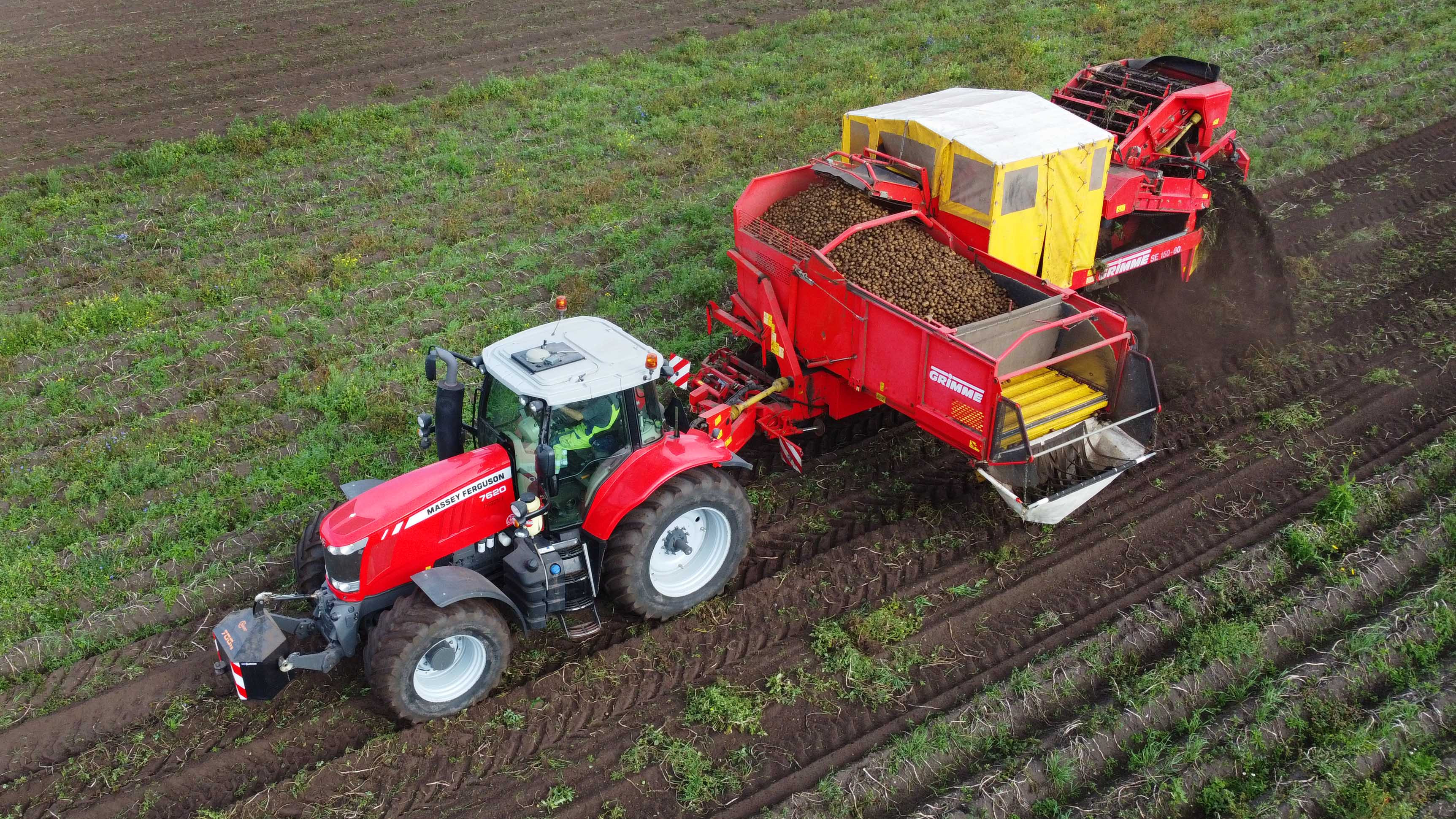 Kartoffeloptageren har i år fået monteret en flowmåler, der kan måle nøjagtigt hvor mange kartofler der bliver høstet, meter for meter