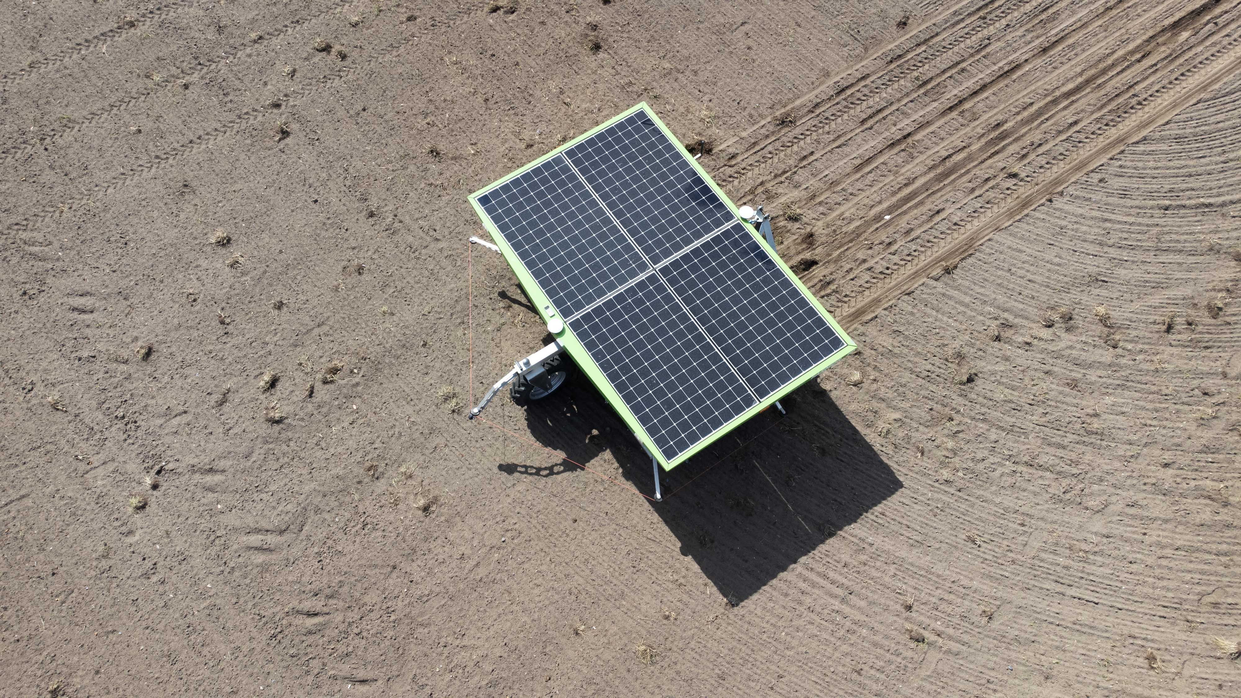 Selvkørende robot, en Farmdroid, passer selv en rapsmark ved Tjele Gods