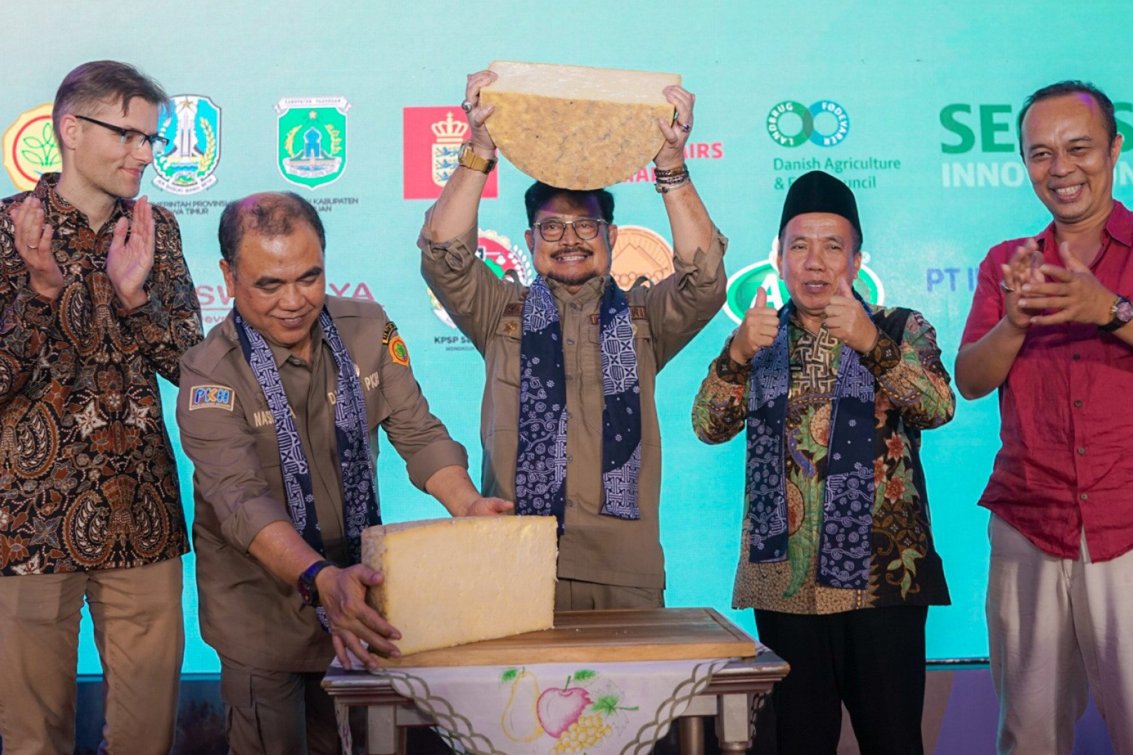 den indonesiske landbrugsminister, Syahrul Yasin Limpo osten over hovedet, som var det en pokal