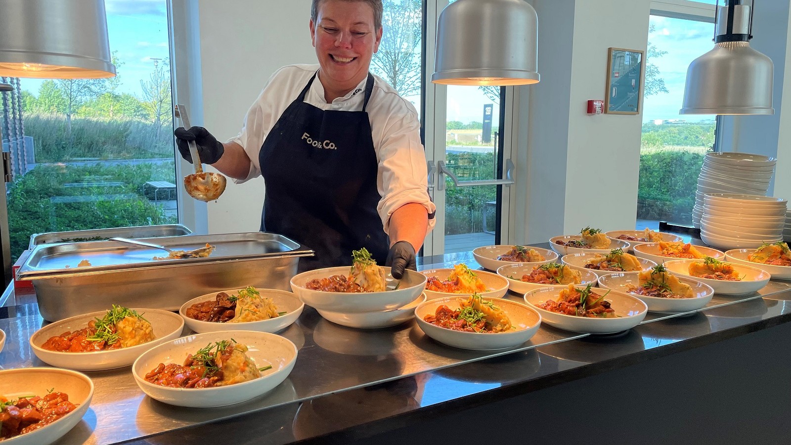 Anette Larsen serverer altid den varme frokostret som portionsanretning, hvor gæsterne kan supplere med diverse salater, spreads og nybagt brød fra buffeten