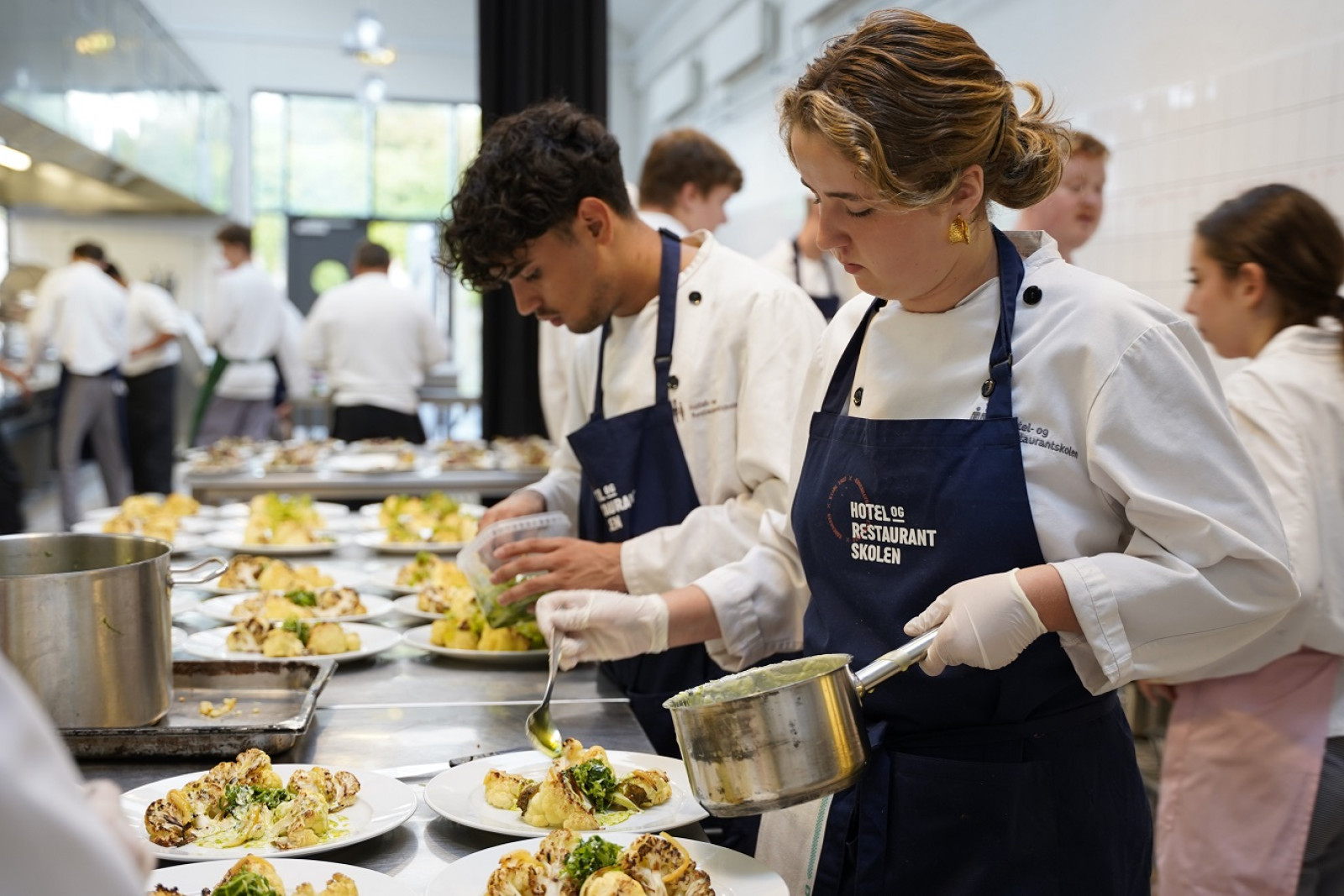 Kokkeelever anretter mad i træningskøkken på Hotel- og Restaurantskolen