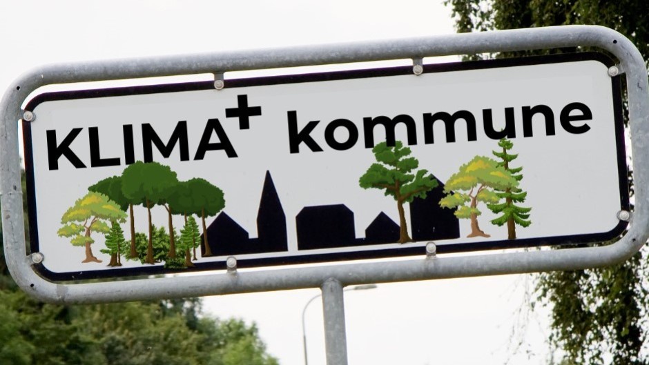 Byskilt med teksten 'Klima+ Kommune.