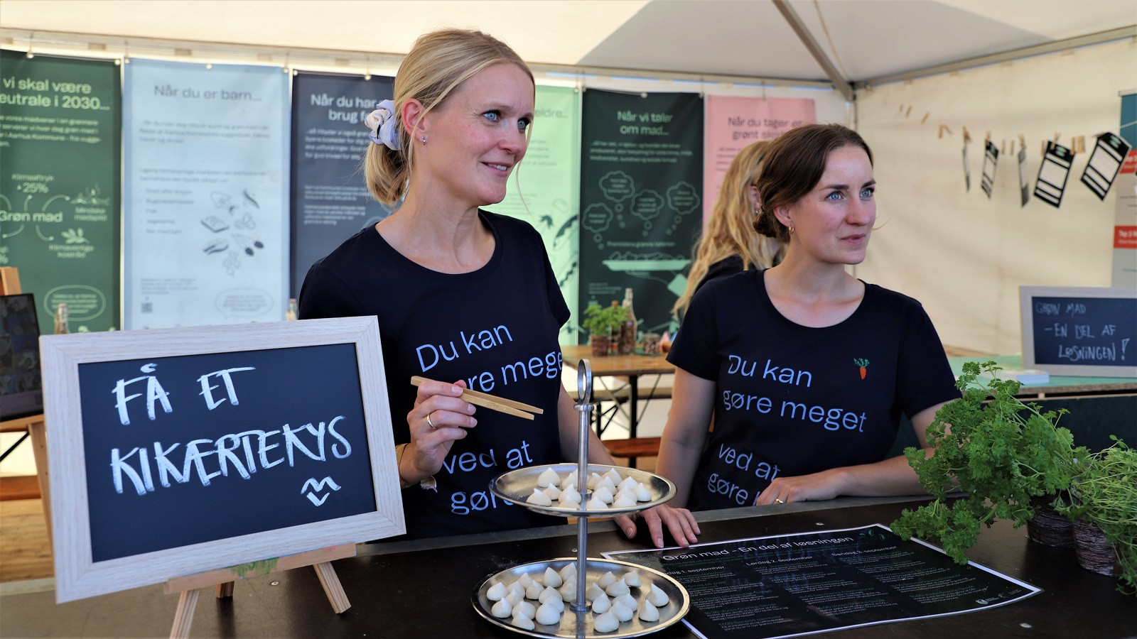 Louise Kaad Hansen og Sofie Nyboe Andersen uddeler kikærtekys og gode råd om grøn omstilling i de kommunale køkkener i Aarhus Kommune.