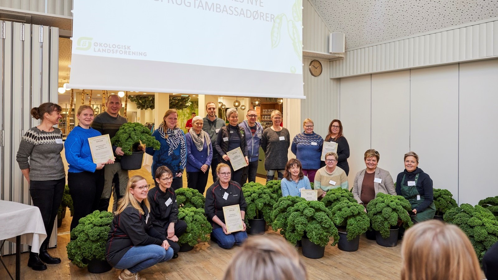 Blomsterbuketterne var skiftet ud med grønkål, da Økologisk Landsforening fejrede de fem nye bælgfrugt ambassadører ved temadagen i Fårup Sommerland