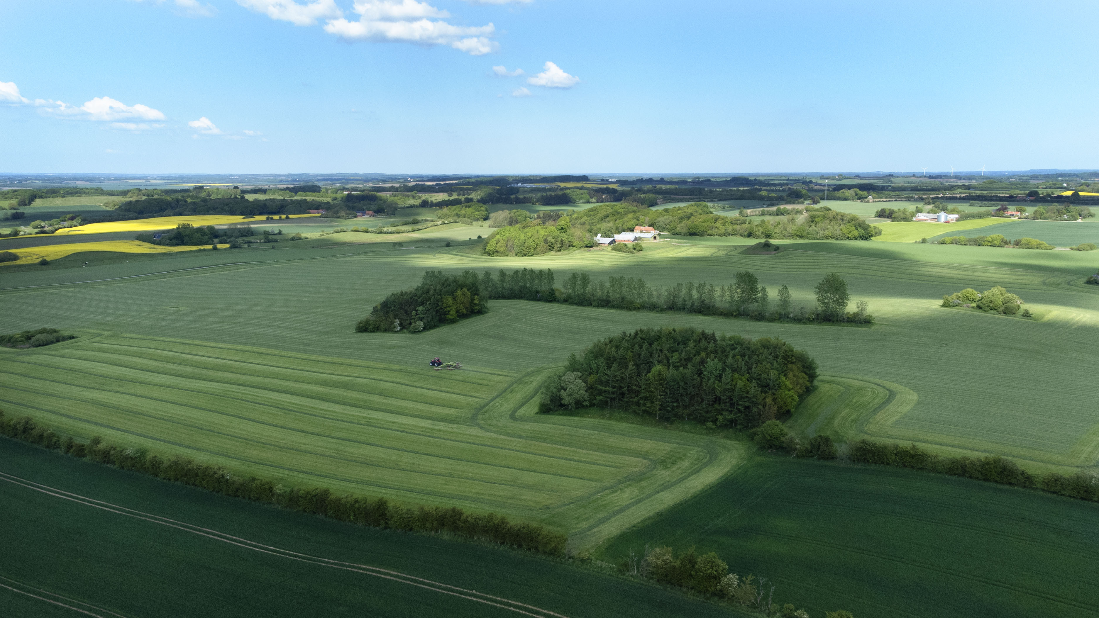 Dronefoto af økologiske marker