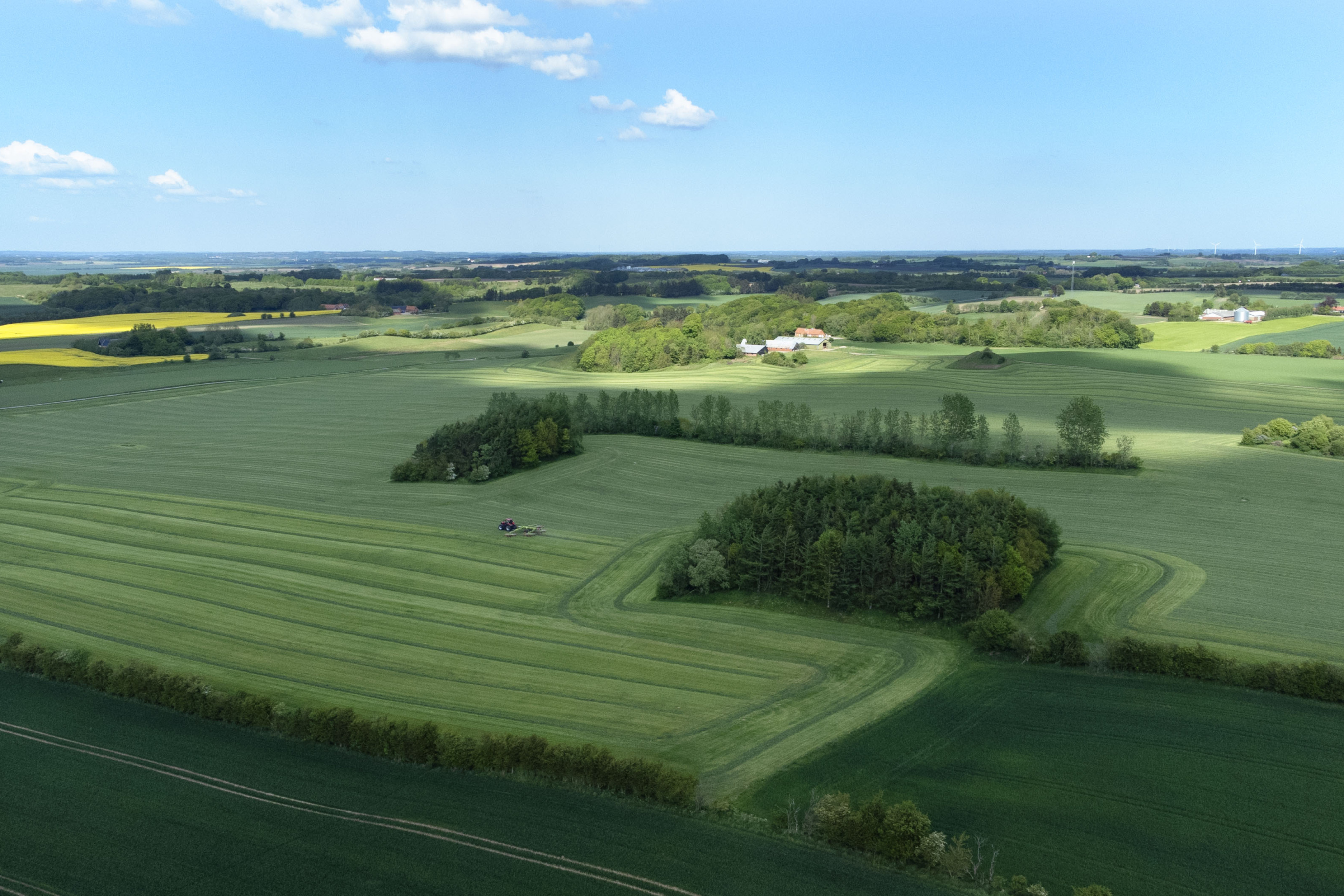 Dronefoto af økologiske marker