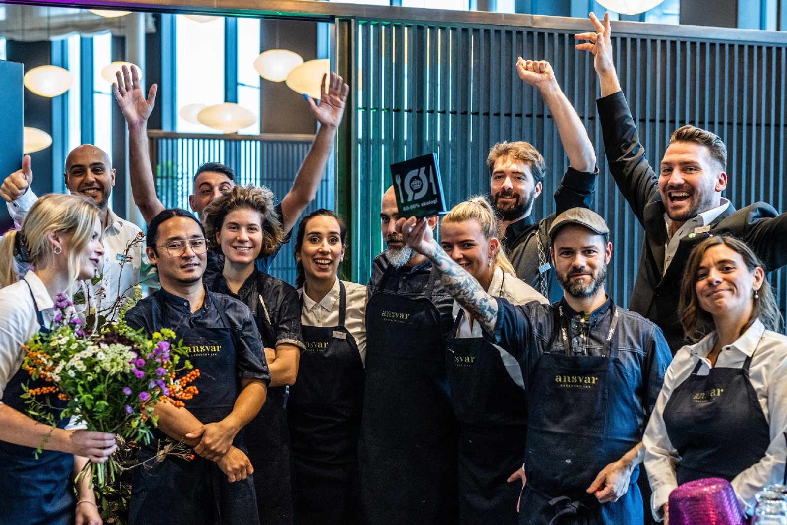 Køkkenpersonalet på Scandic-restauranten Ansvar jubler over Det Økologiske Spisemærke i sølv