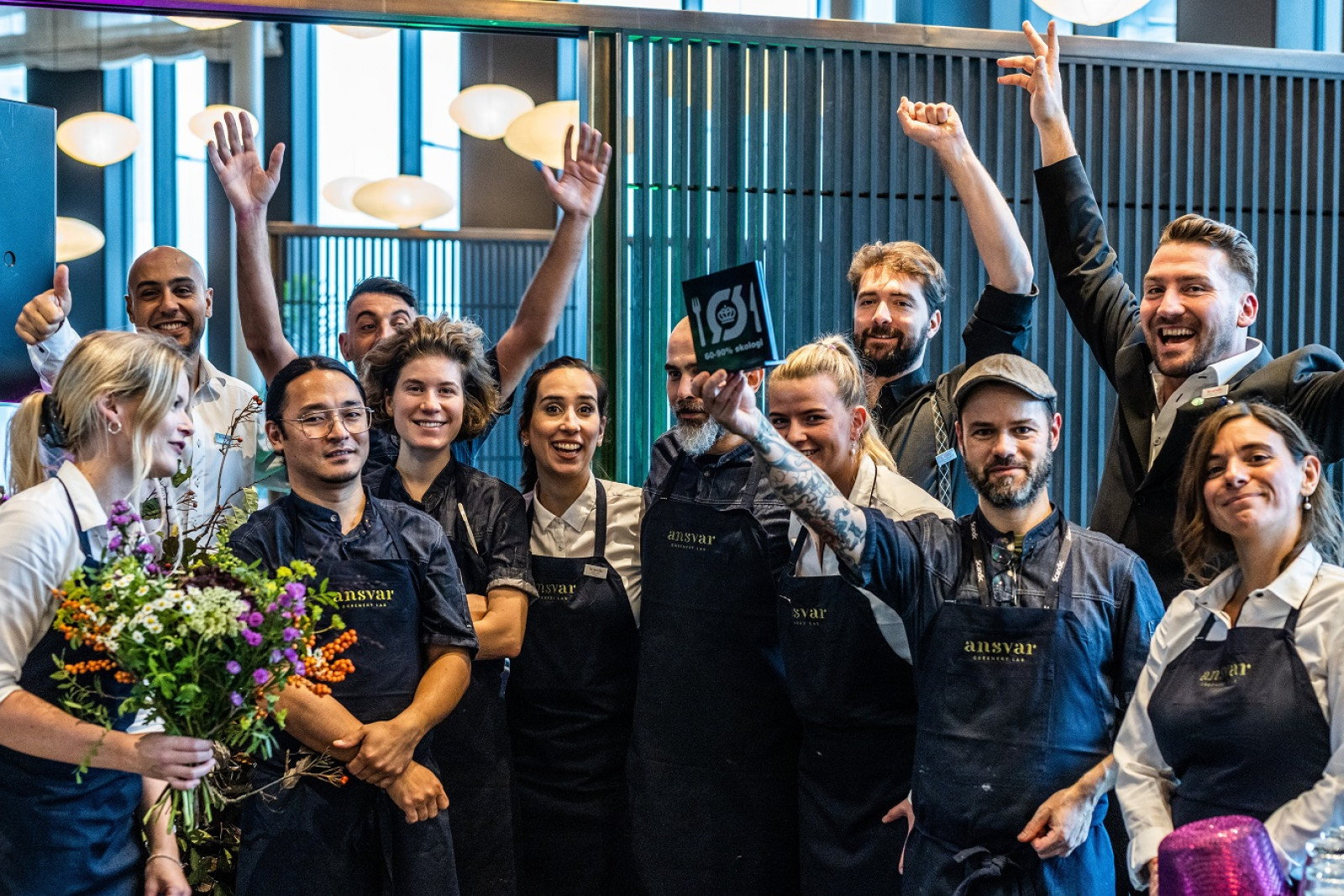Køkkenpersonalet på Scandic-restauranten Ansvar jubler over Det Økologiske Spisemærke i sølv
