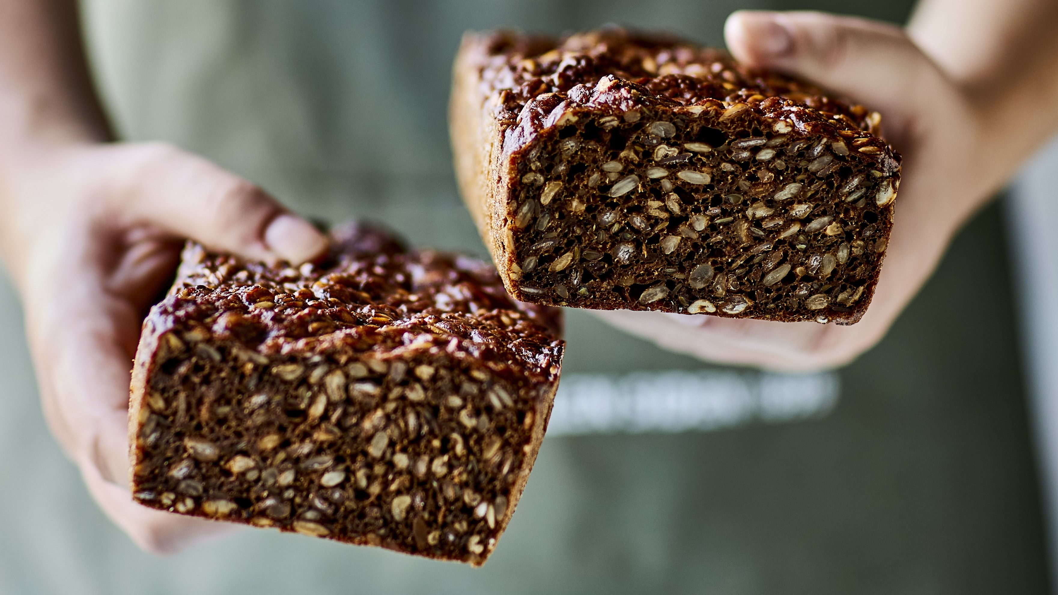 Valsemøllen bruger ’klemt rug’, i flere brødblandinger, som gør det muligt at bage kernebrød uden iblødsætning