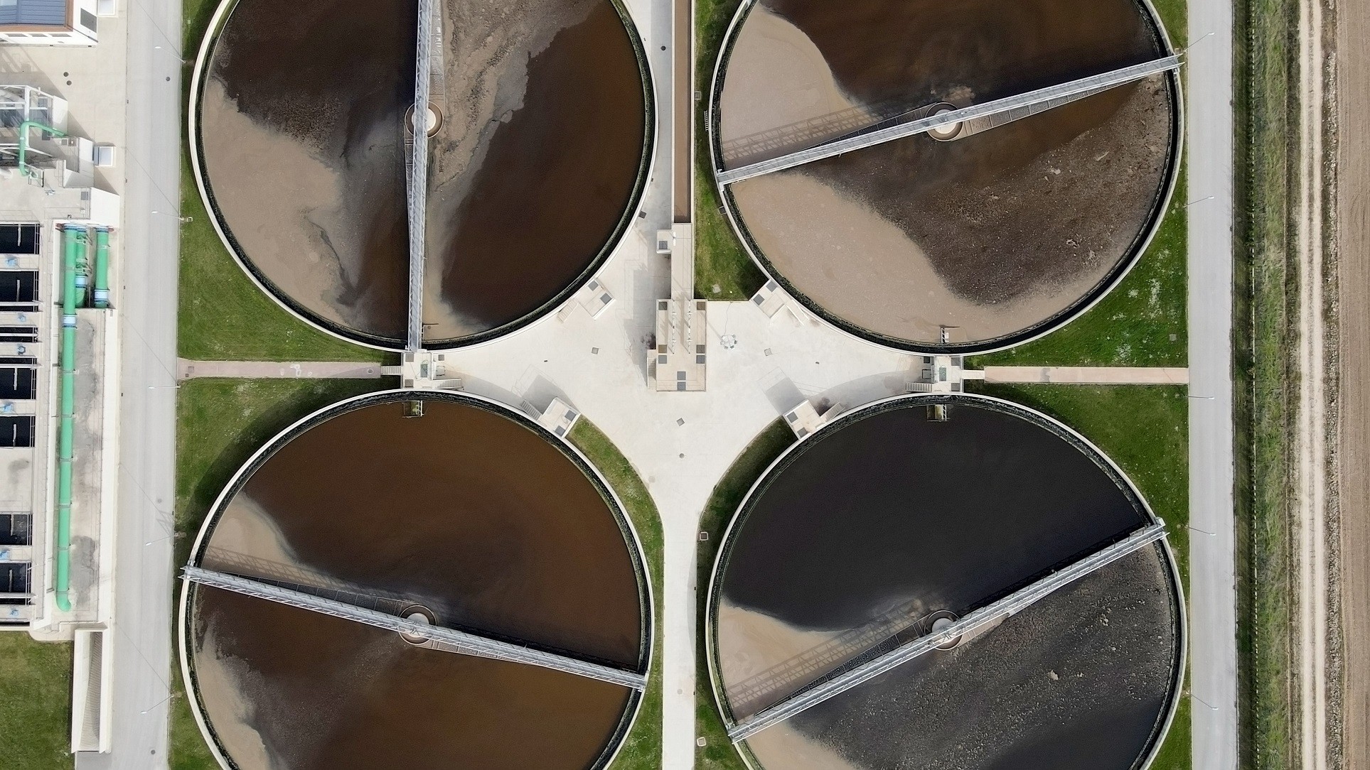 Luftfoto af fire tanke på et spildevandsanlæg