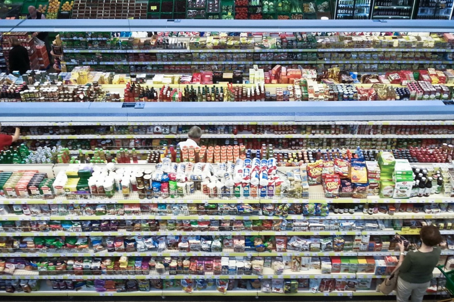 Butikshylder i polsk supermarked med masser af konventionelle fødevarer