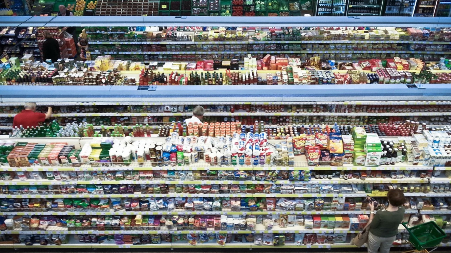 Butikshylder i polsk supermarked med masser af konventionelle fødevarer