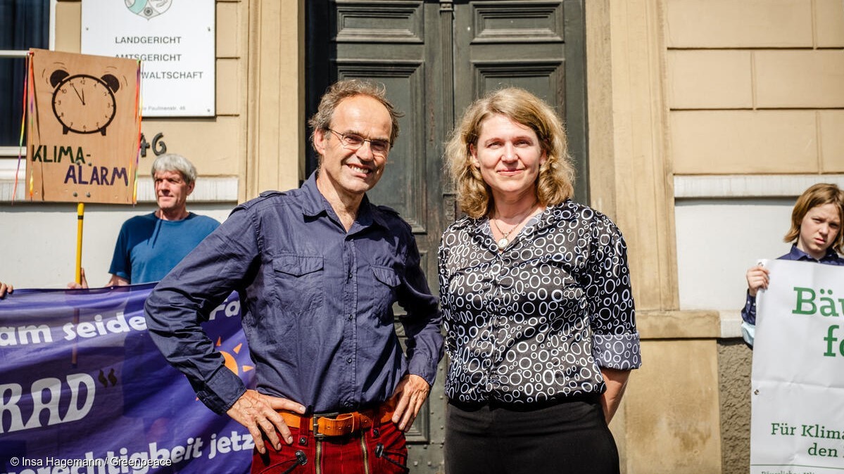 Ulf Allhoff-Cramer står med advokat Roda Verheyen foran retsbygningen