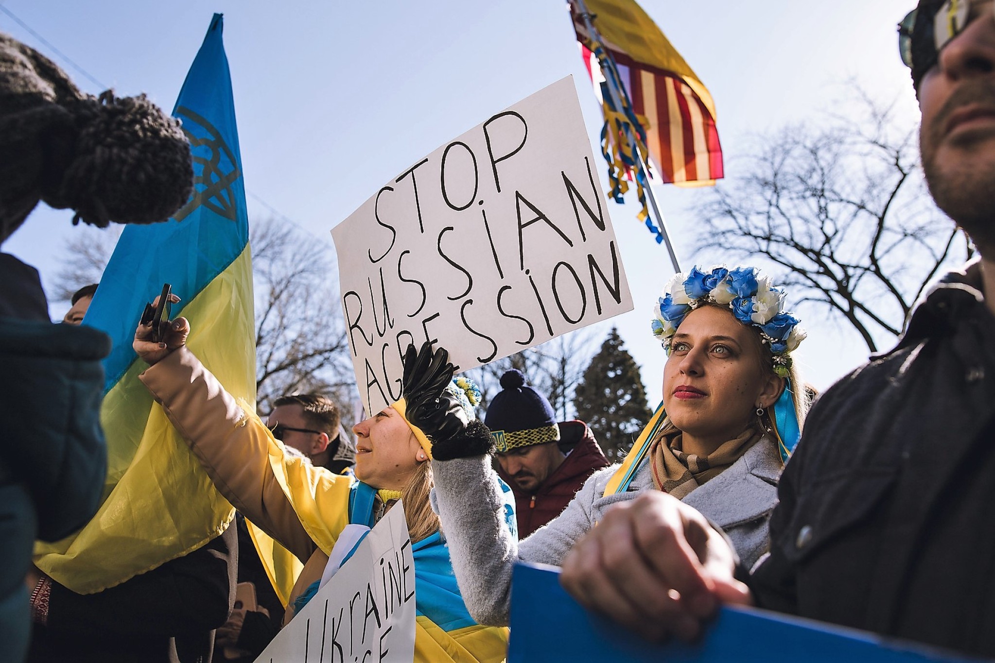 Demonstranter går på gaden mod krigen i Ukraine