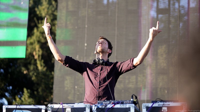 Calvin Harris står på scenen med sin mixerpult