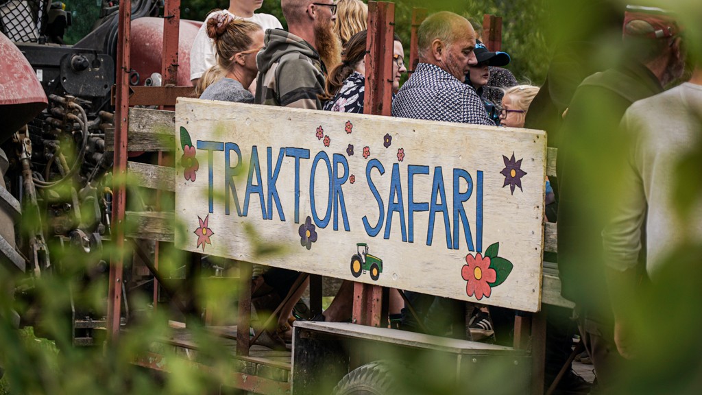 Landmand Krummes traktor kørte i pendulfart fra gårdspladsen og rundt om landbruget med fyldt påhængsvogn