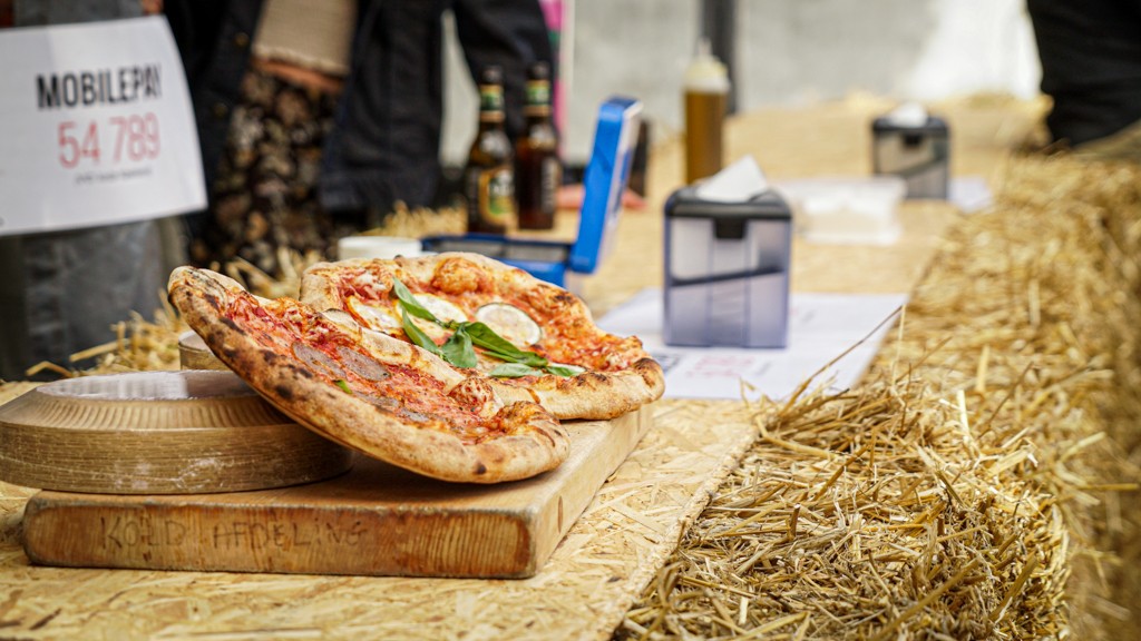 Nærbillede af pizzaer ved en stand