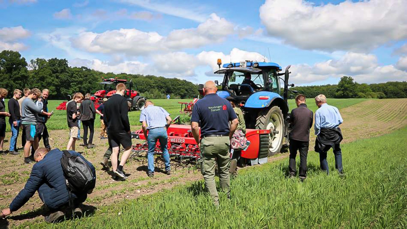 Besøgende til Øko-Markdag går bag en traktor