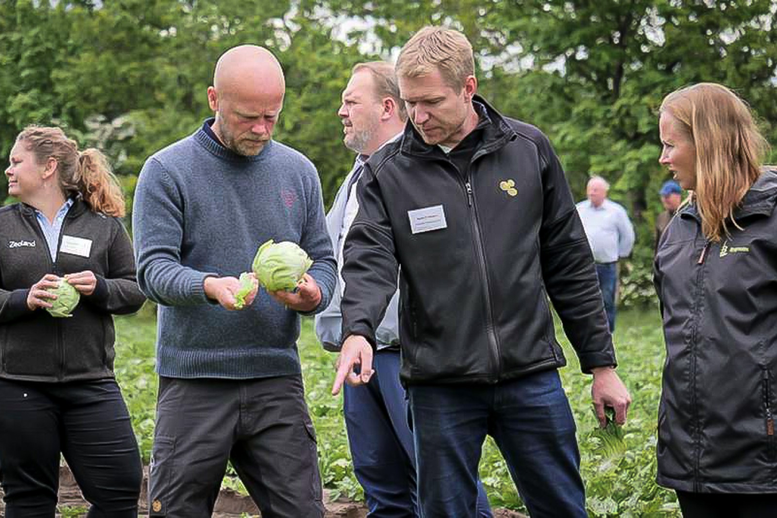 Jens Peter Hermansen står med en flok undervisere på en mark