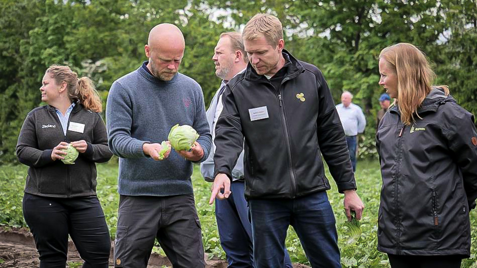 Jens Peter Hermansen står med en flok undervisere på en mark