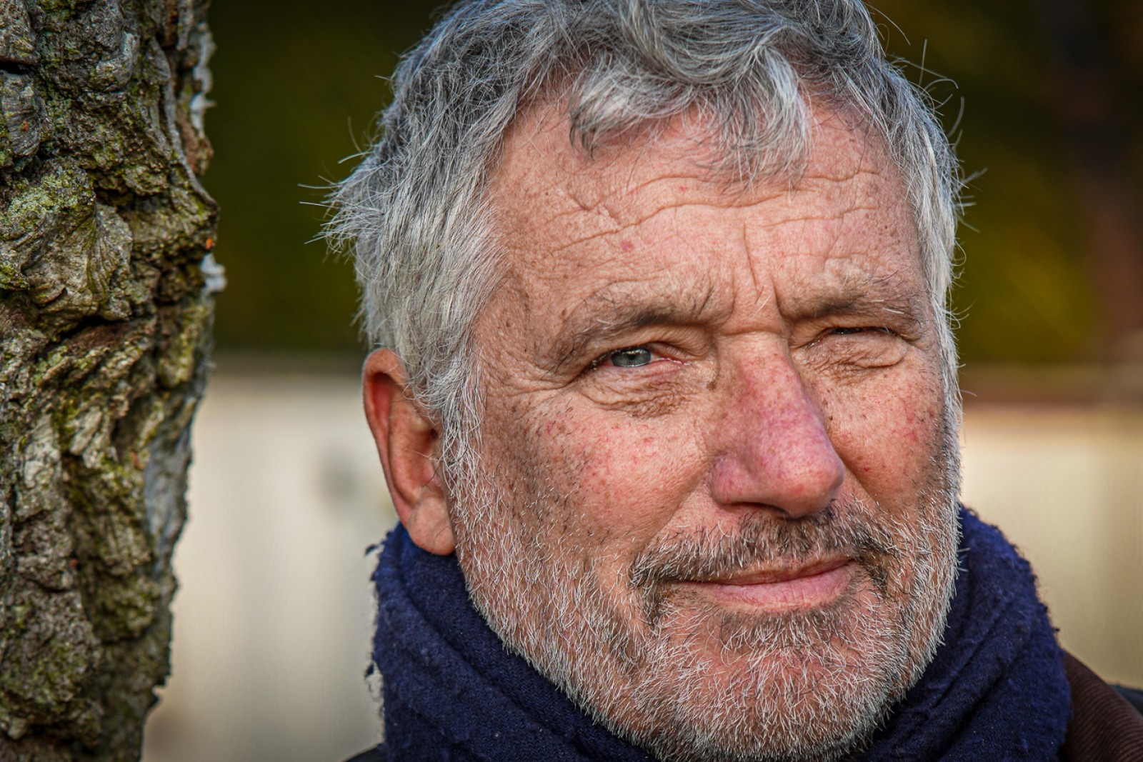 Nærbillede af Per Kølster ved et træ