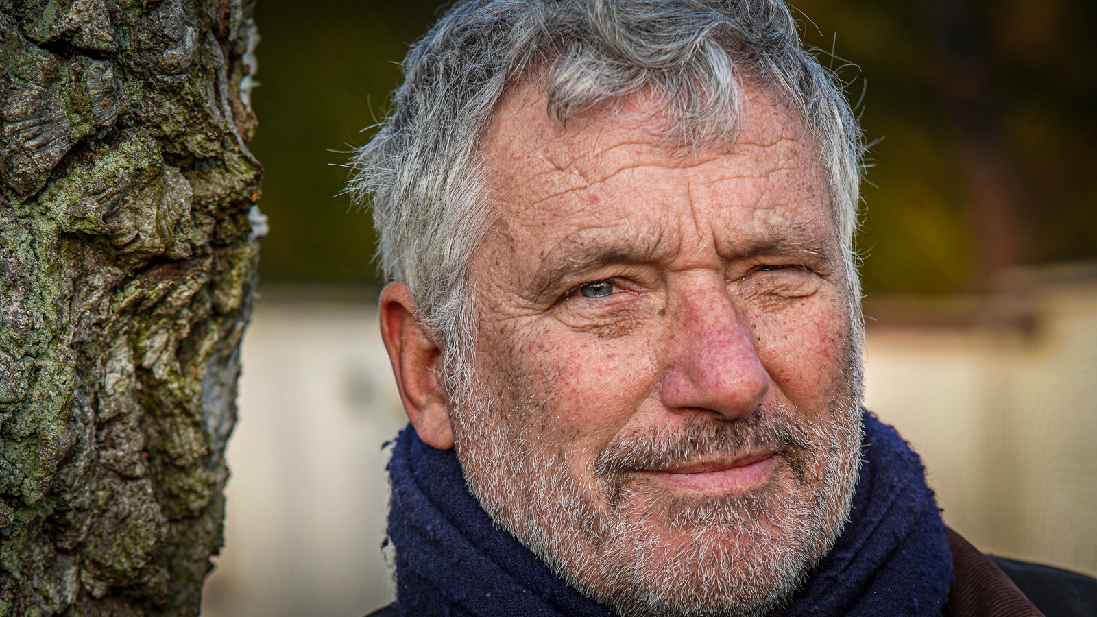 Nærbillede af Per Kølster ved et træ