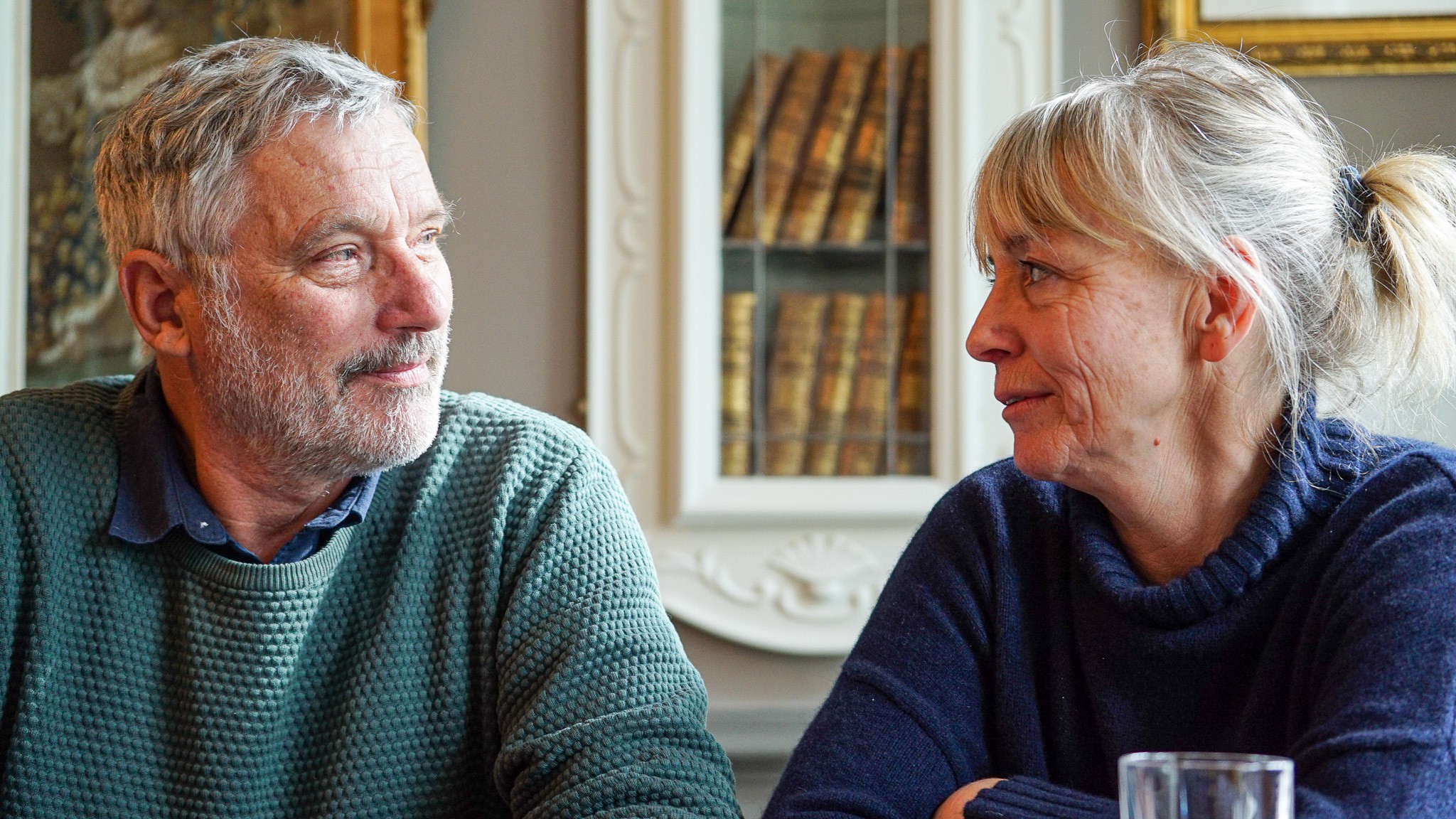 Per Kølster og Louise Køster sidder ved siden af hinanden og kigger hinanden i øjnene