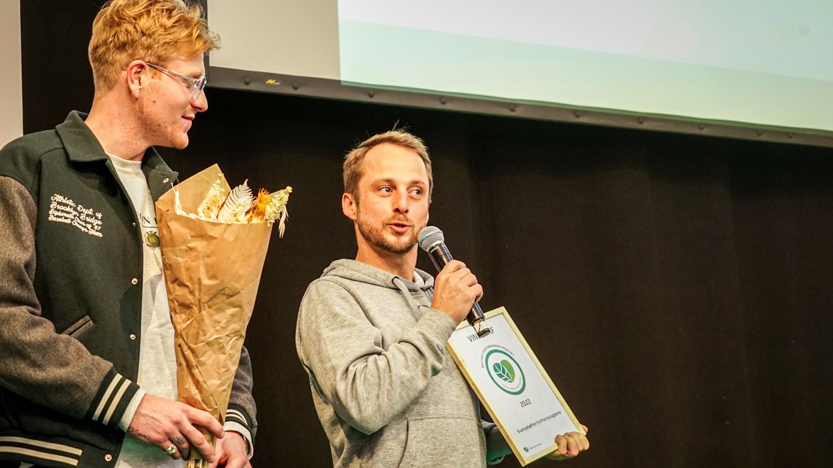 Emil Götze og Emil Andersen fra Planteslagterne holder tale på scenen, da de modtog en pris for årets nye plantebaserede produkt ved Plant Based Expo 2022