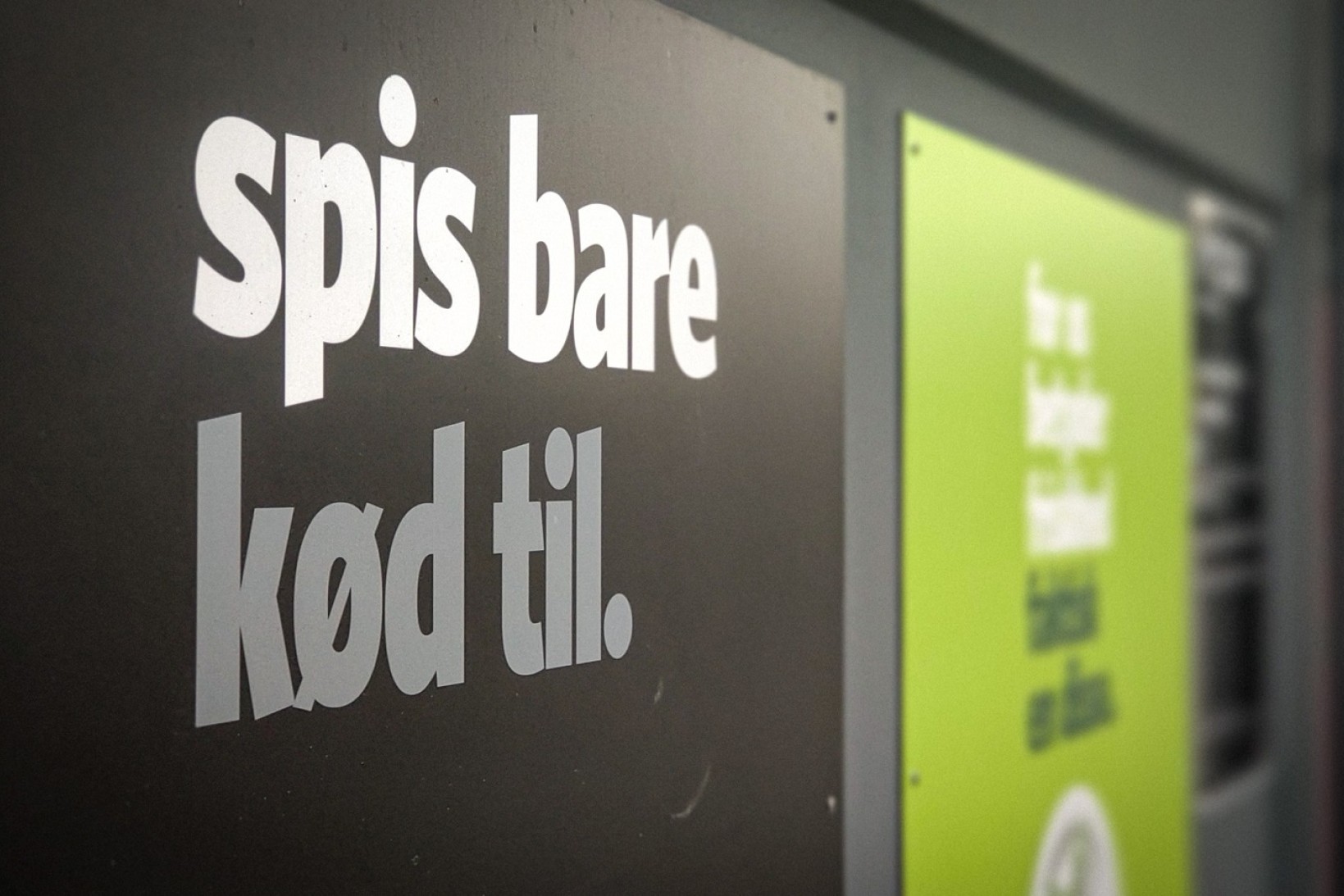 Nærbillede af kødreklame på siden af en Fakta-butik