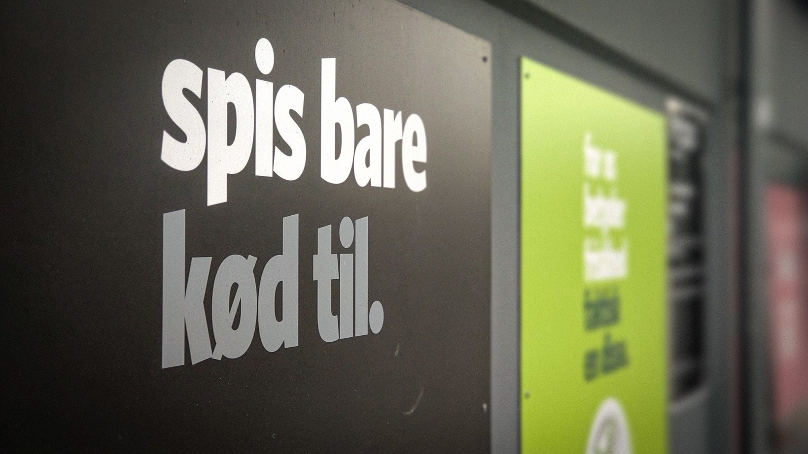 Nærbillede af kødreklame på siden af en Fakta-butik