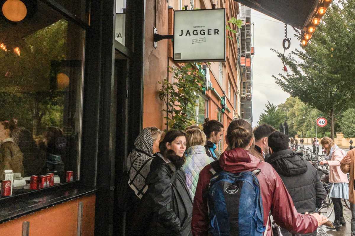 Folk står uden for Jagger på Nørrebro