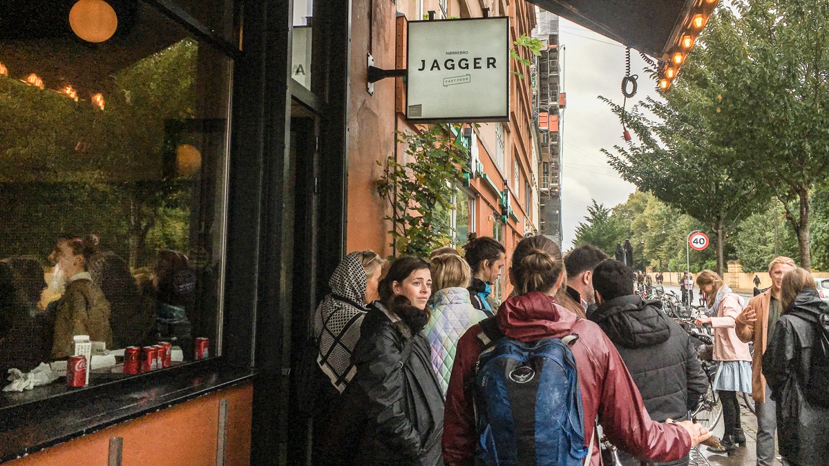 Folk står uden for Jagger på Nørrebro
