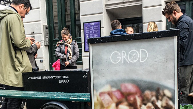 I Gröds restauranter er cirka 70 pct. af råvarerne økologiske, mens detailprodukterne er 100 pct. økologiske. Til trods for den høje økologiandel har man fravalgt Det Økologiske Spisemærke