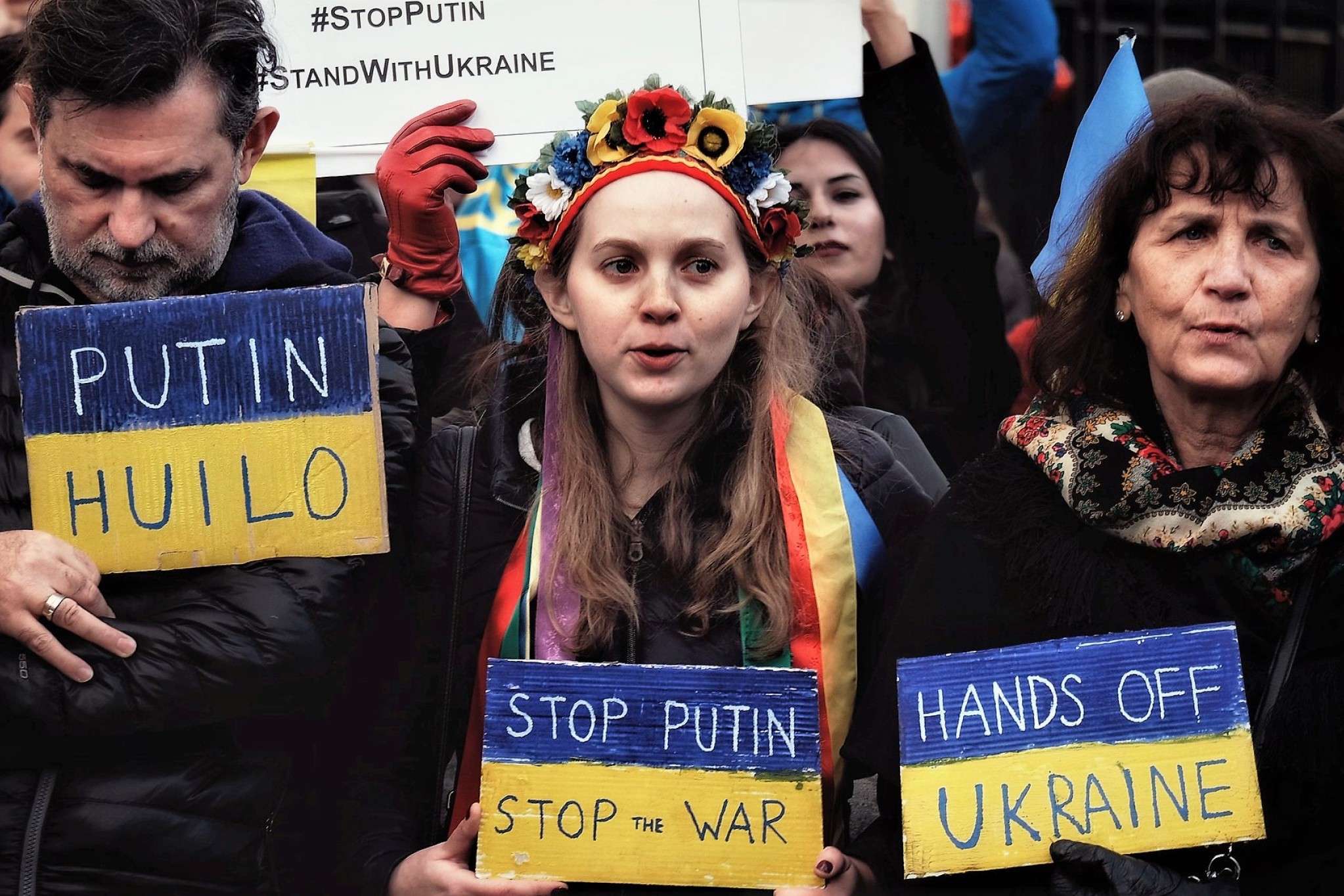 Demonstranter står med skilte, der protesterer mod krigen i Ukraine