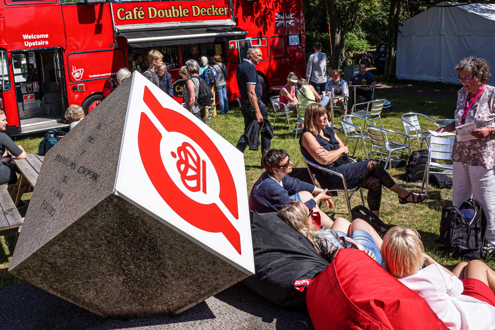 Folk hænger ud til Folkebødet ved en statue, der har Ø-mærket på sig