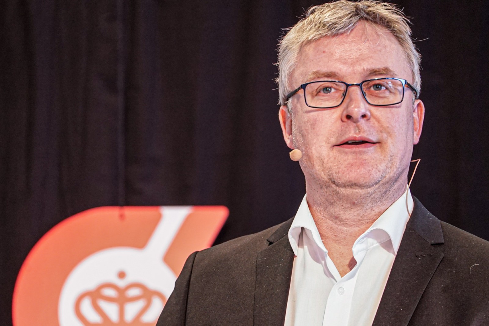 Jacob Jensen står på talerstolen til ØL's GF i 2023