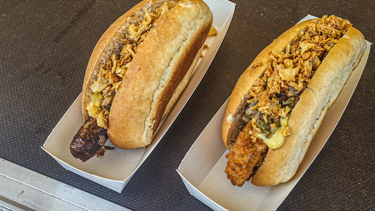 Rømer Vegan solgte to forskellige hotdogs: den ene med en plantebaseret pølse, som minder om en klassisk pølse i sin form og udtryk, og den anden lavet som fiskepinde, bortset fra at den her er baseret på tang