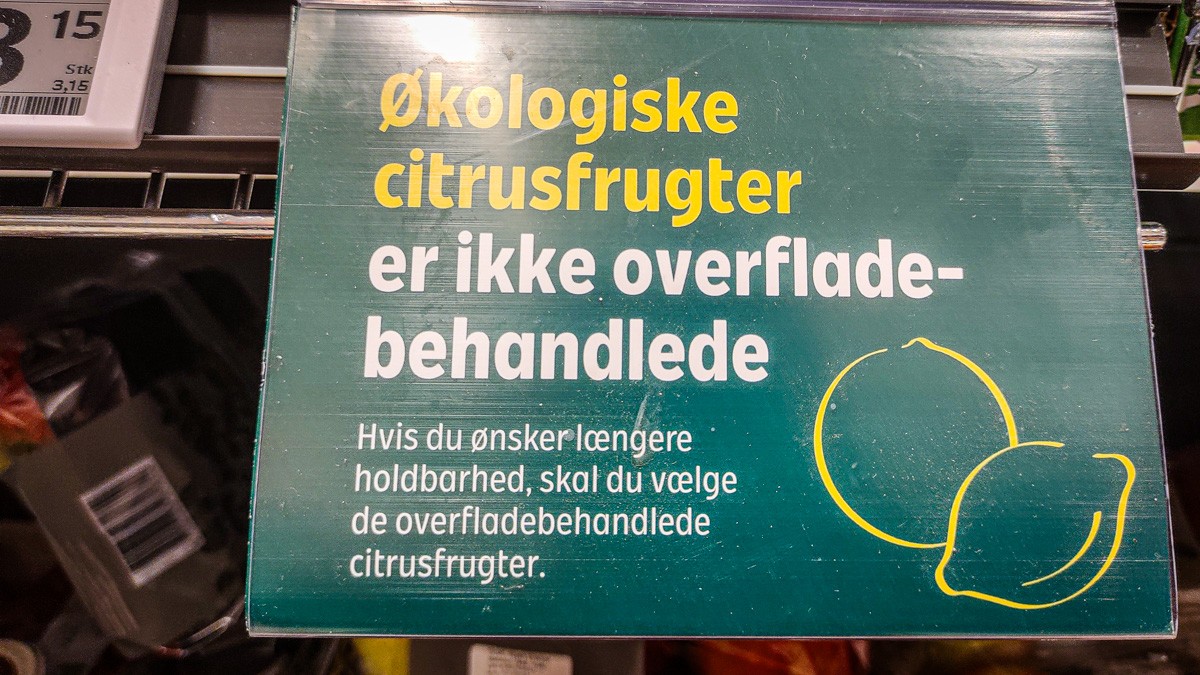Skilt, der fortæller, at økologiske citrusfrugter ikke er overfladebehandlede