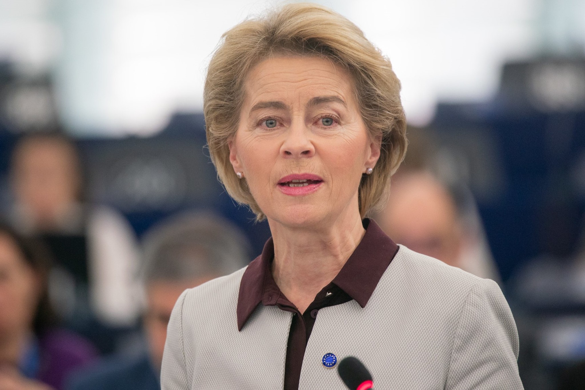 EU's præsident Ursula von der Leyen står ved en mikrofon