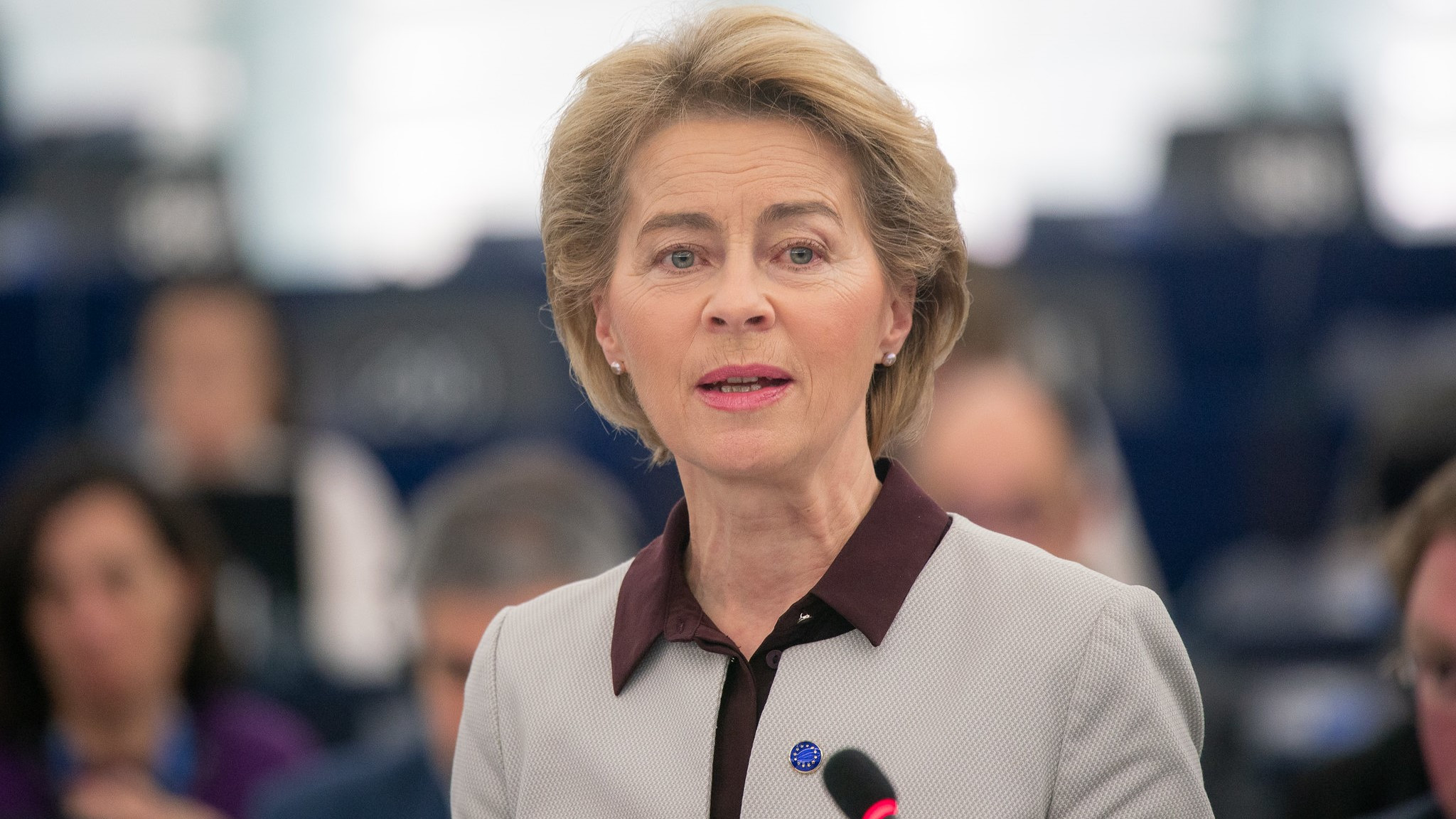 EU's præsident Ursula von der Leyen står ved en mikrofon