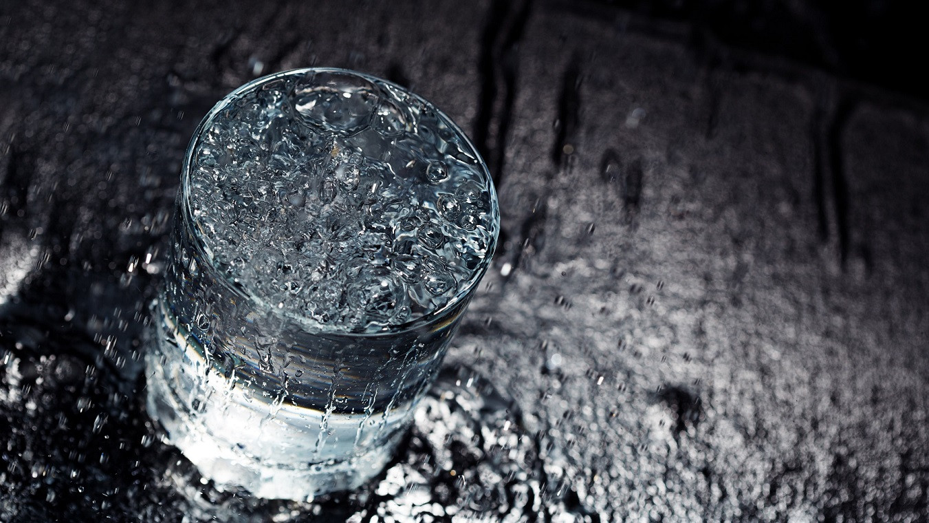 Nærbillede af et fyldt glas vand