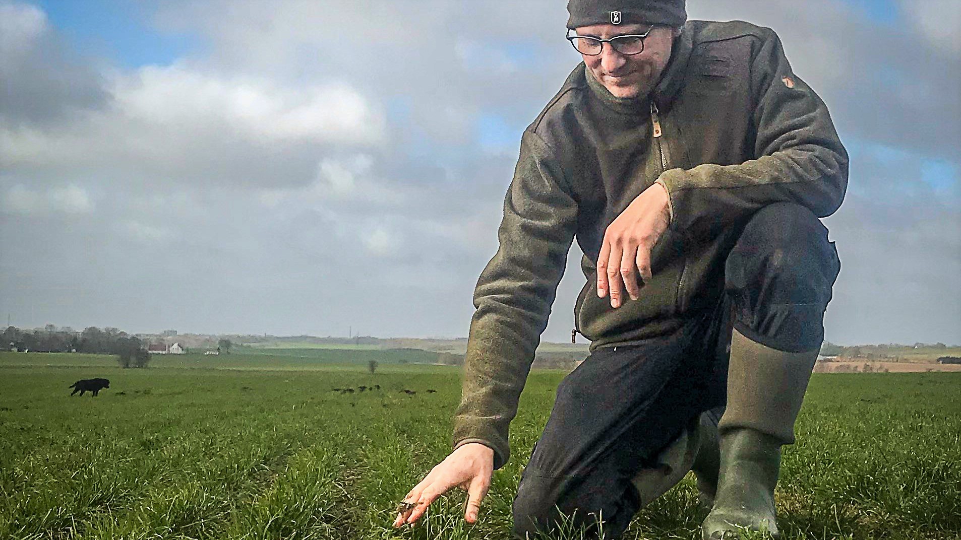 Niels Tvedegaard sidder på sin mark