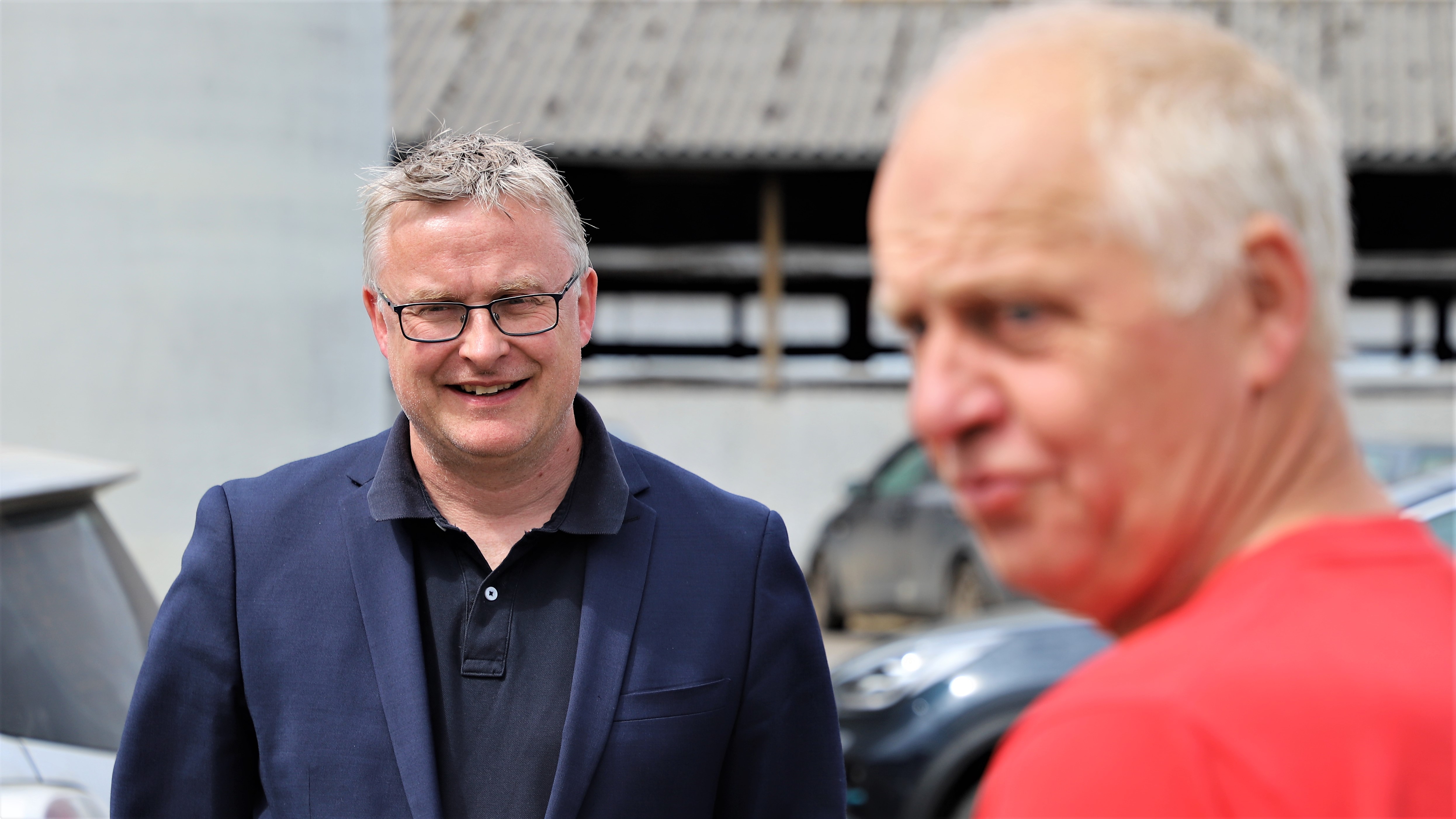 Fødevareminister Jacob Jensen står med Mads Helms i forgrunden