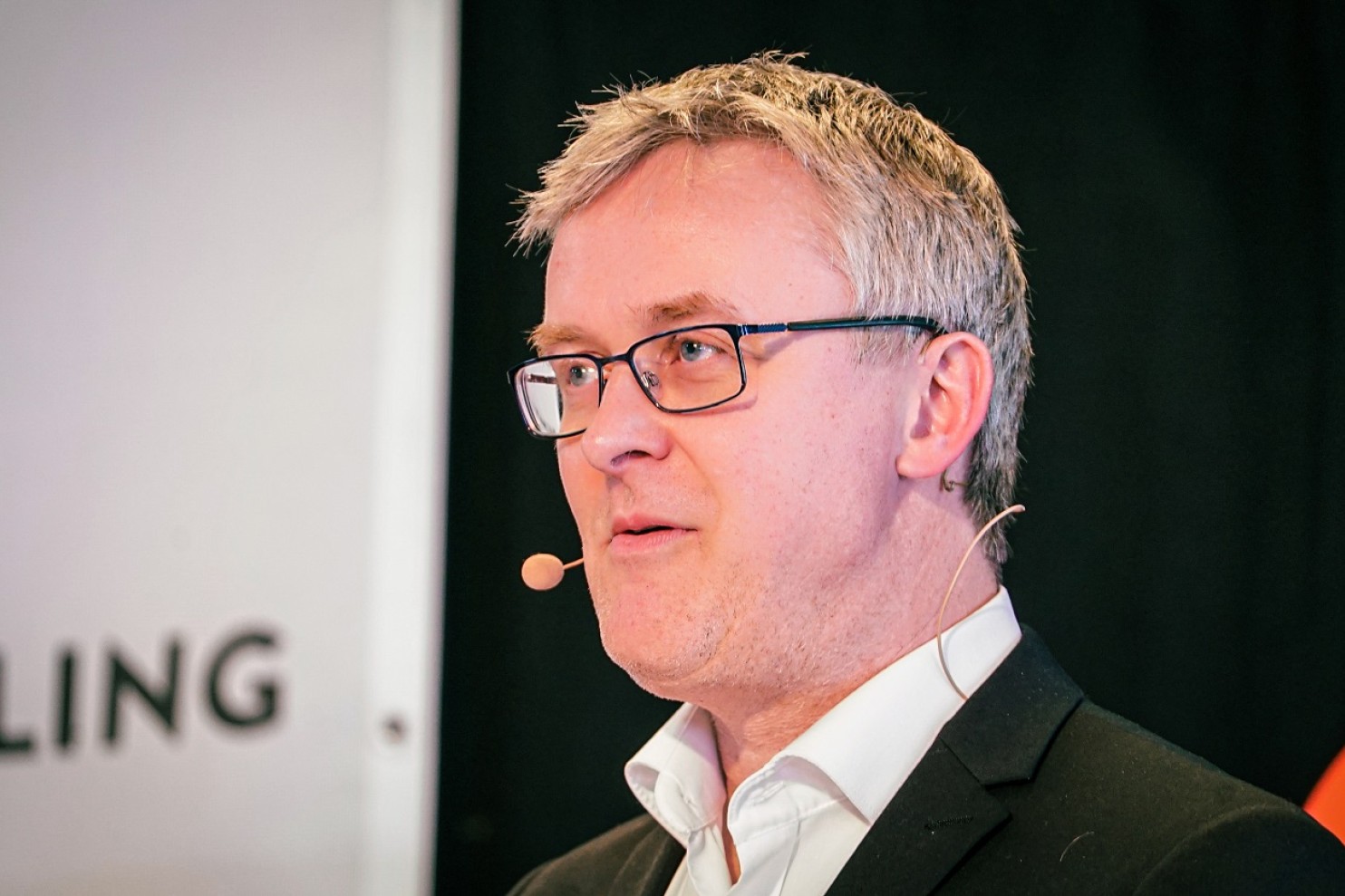 Jacob Jensen står på talerstolen til ØL's GF 2023