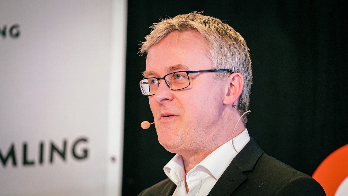Jacob Jensen står på talerstolen til ØL's GF 2023