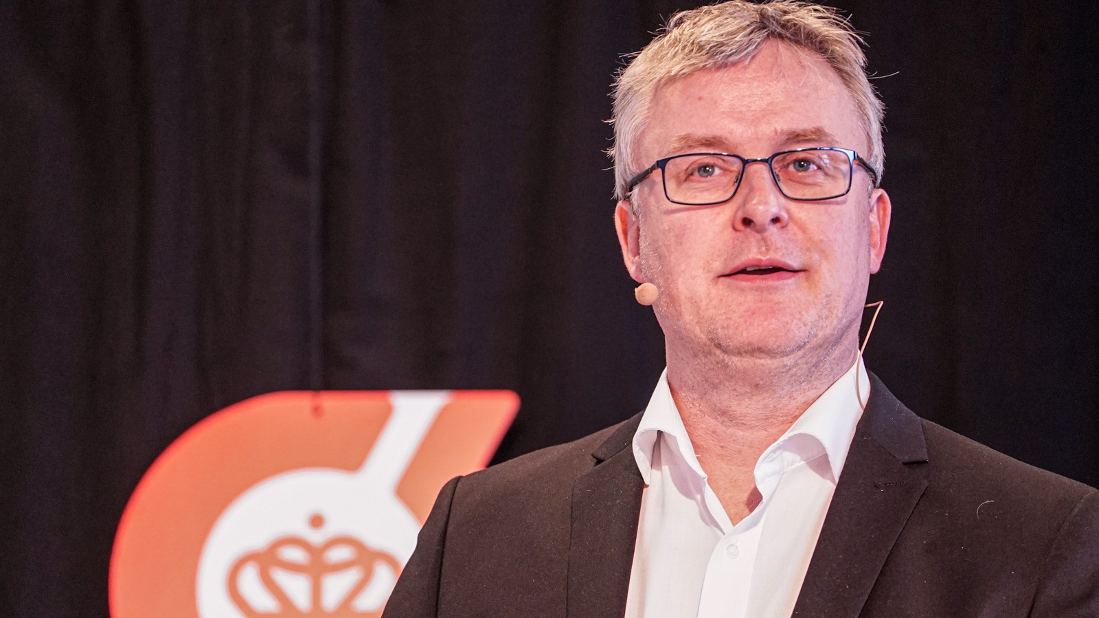 Jacob Jensen holder tale med et rødt Ø bag sig